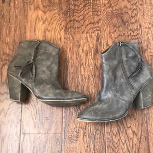 VEGAN LEATHER Ankle boots!